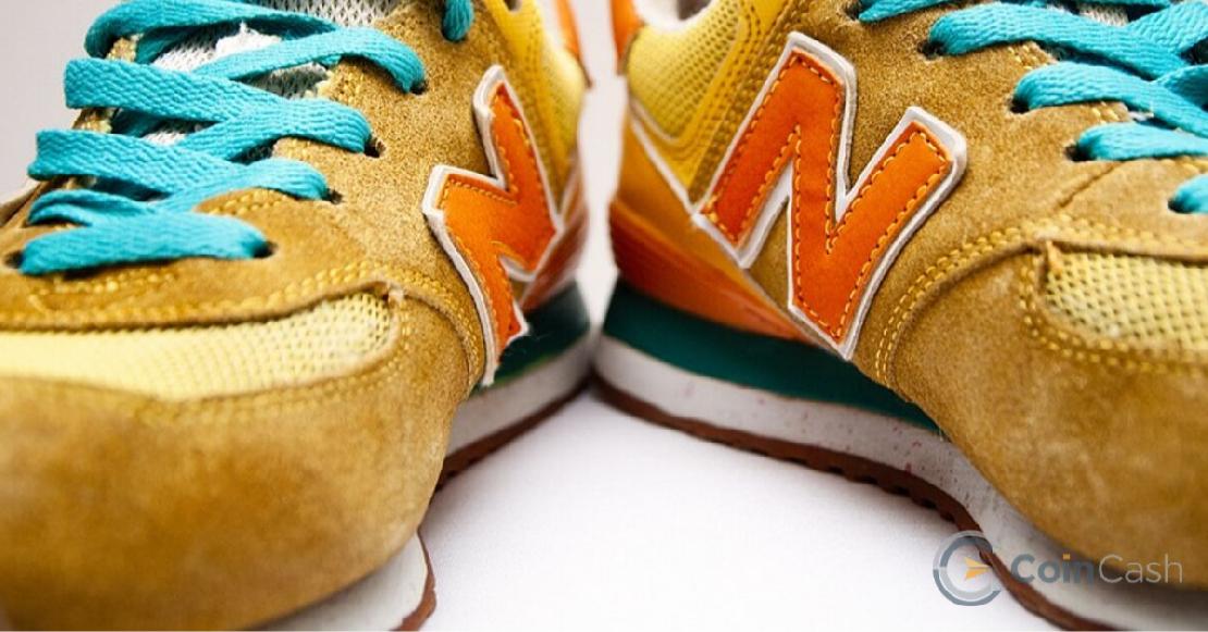 Citrom- és narancssárga New Balance cipő közelről fotózva.